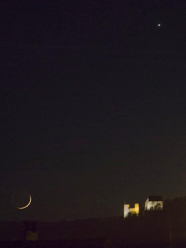 La lune, Vénus et le château 