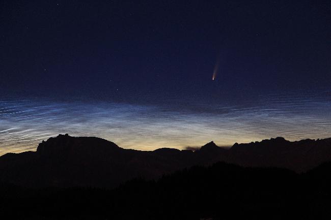 Comète et nuages noctulescents en Savoie