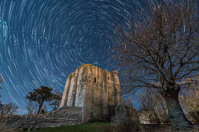 Filé d'étoiles sur château de Pouzauges