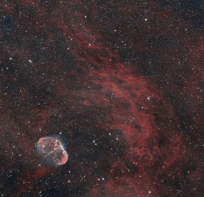 Un croissant au milieu des nuages... d'hydrogène (NGC6888)
