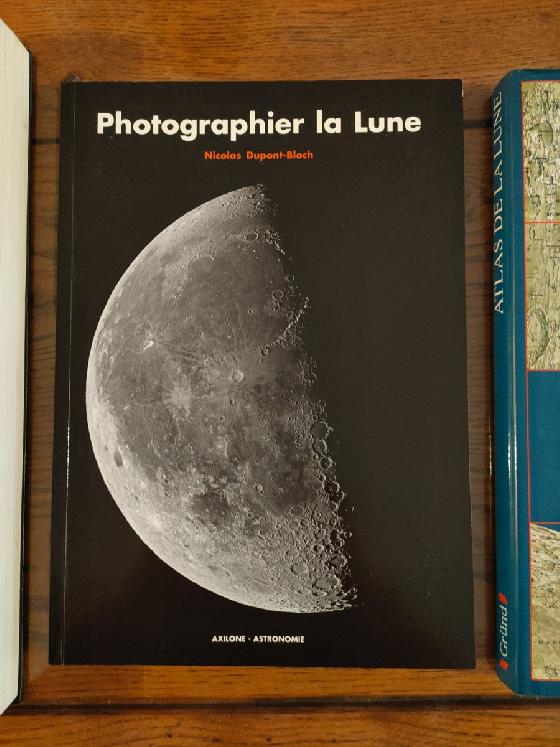 Plusieurs atlas et guides de la lune 