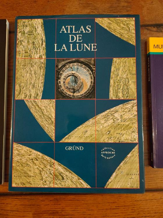 Plusieurs atlas et guides de la lune 