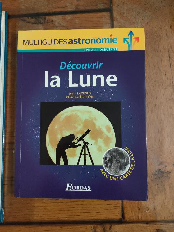 Plusieurs atlas et guides de la lune 