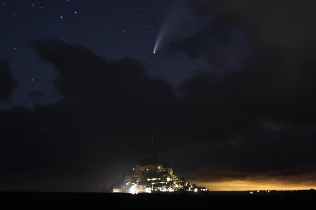 Neowise au Mont St Michel