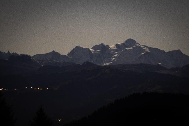 Mont blanc sous la pleine lune