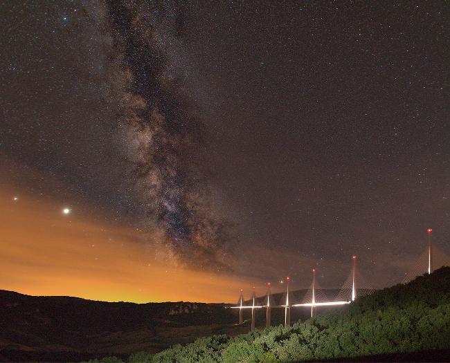 Le viadu de millau et la voie lactée