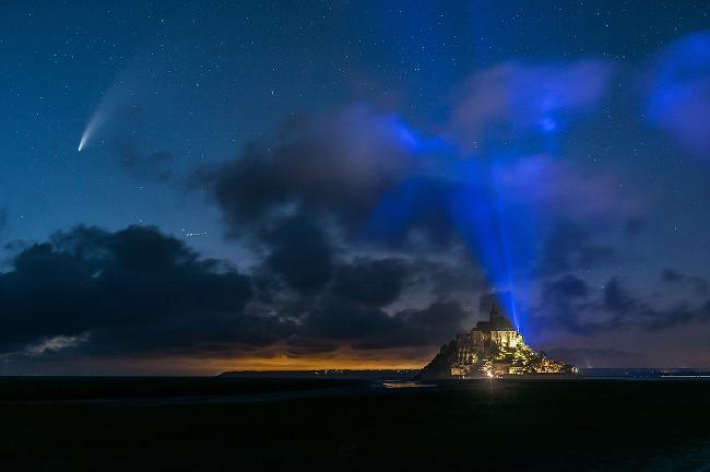 Comète NEOWISE au Mont-Saint-Michel