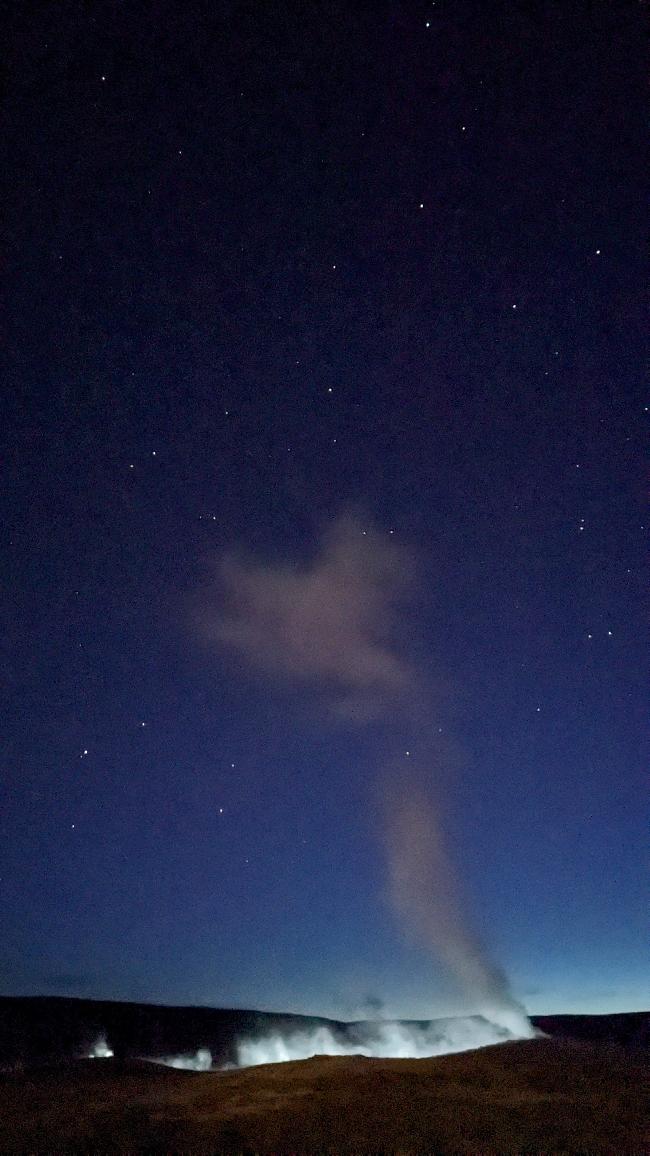 Geyser Old Faithfull par nuit étoilée