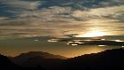 Lueurs au coucher du soleil sur les montagnes