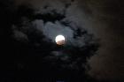 Eclipse entre les nuages