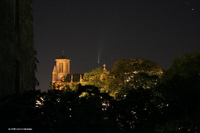 Neowise et clocher de Montaigu