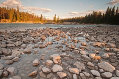 11280873-tir-bas-de-galets-et-de-pierres-le-long-d-39-une-riviere-avec-golden-sunset.jpg