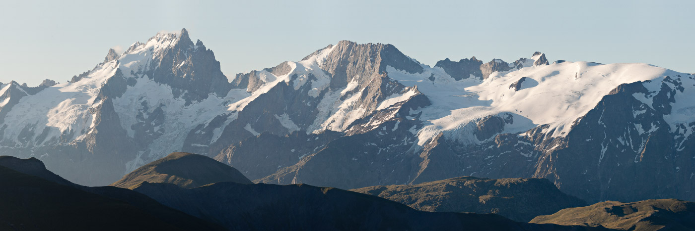 12174-france-Isere-La-Meije-le-Rateau-le-Pic-de-la-Grave-le-Dome-de-la-Lauze-vus-du-lac-de-Quirlies-Ecrins-panorama-sentucq.g.jpg