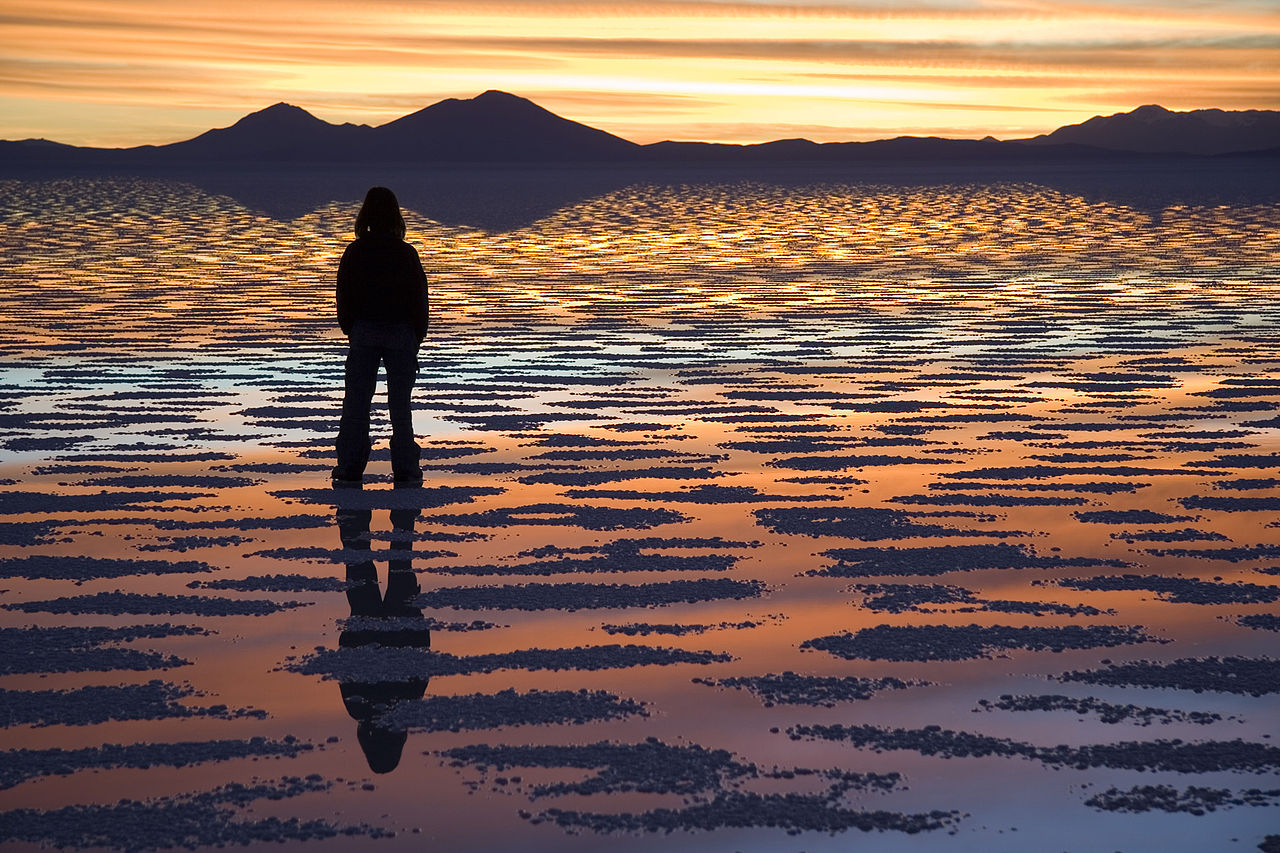 1280px-Watching_Sunset_Salar_de_Uyuni_Bolivia_Luca_Galuzzi_2006.jpg