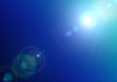 14287953-texture-de-fond-avec-le-soleil-et-lens-flare-sur-le-ciel-bleu.jpg