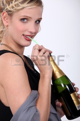 15718418-femme-de-boire-du-vin-avec-une-paille.jpg