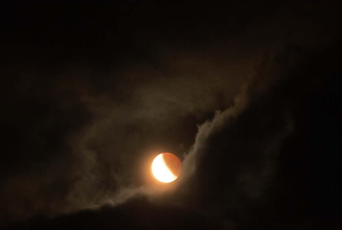 2008_02_21_eclipse_Lune_nuage01.jpg