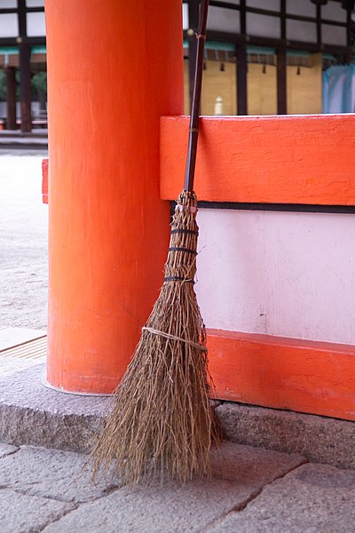 400px-Shimogamo-Broom-M1625.jpg