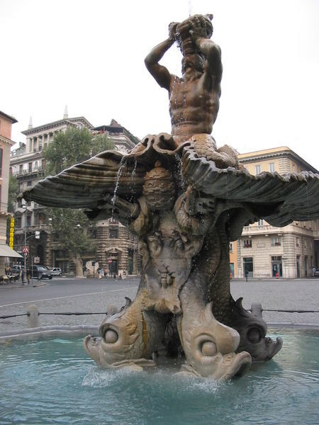 450px-Tritonbrunnen_rom.JPG