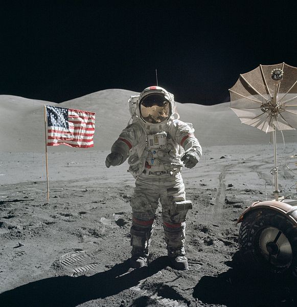 581px-Apollo_17_Cernan_on_moon.jpg