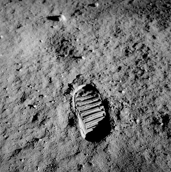 596px-Apollo_11_bootprint.jpg