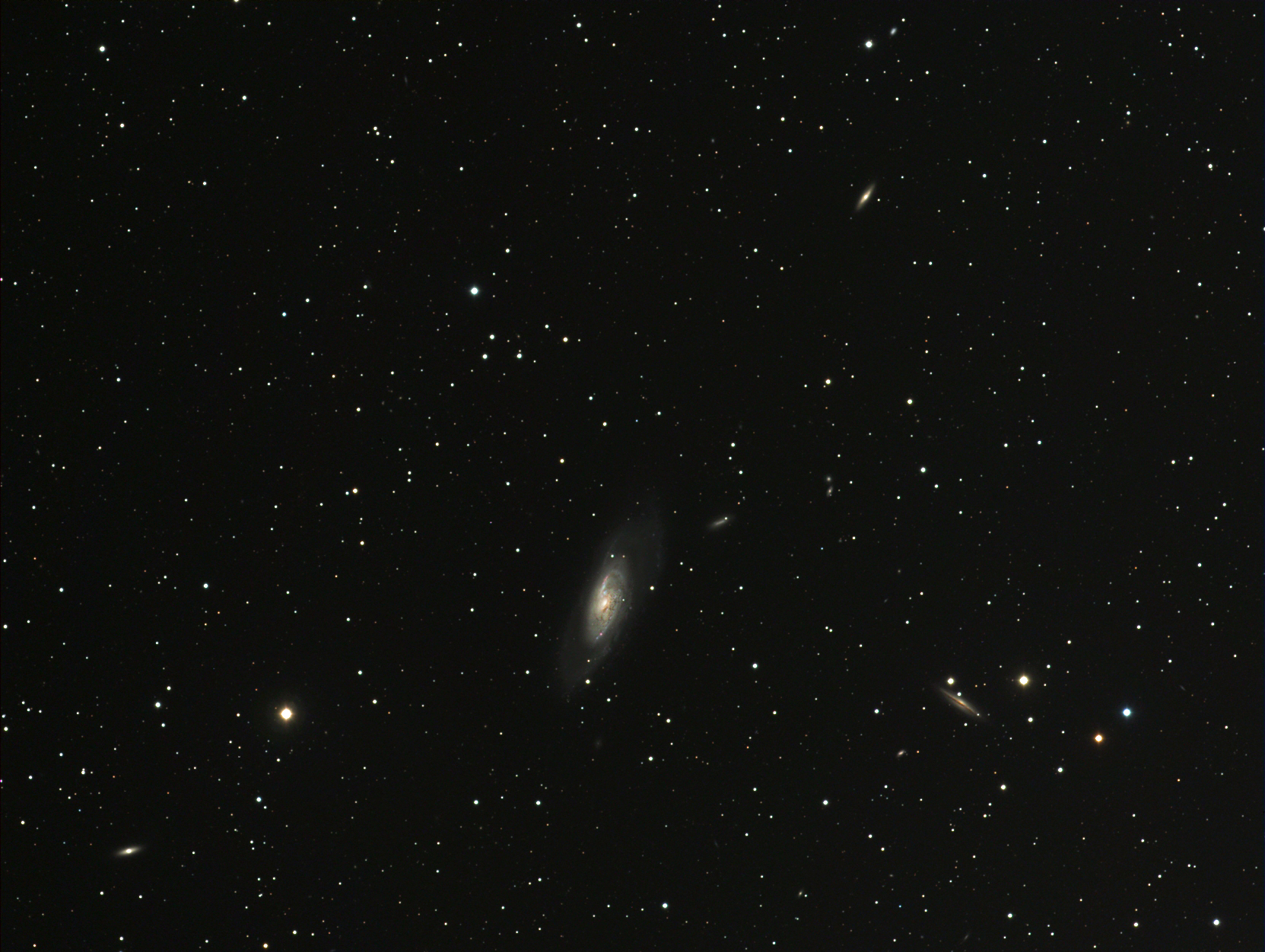 Messier%20106%20et%20ses%20voisines%20le%2006%2005%202010%20FSQ-QSI.3%20avec%20bmp..jpg