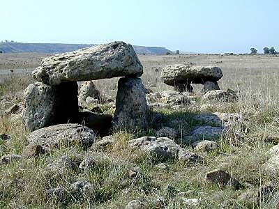 Dolmen_pres_de_Gamala2,_tb111700.jpg