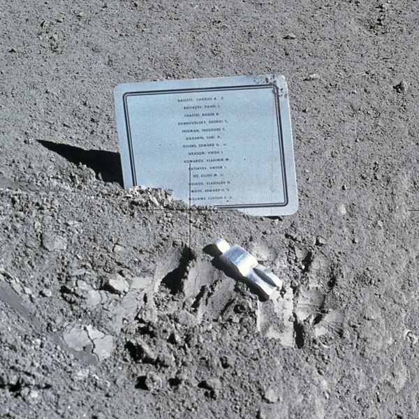 600px-Fallen_Astronaut.jpg