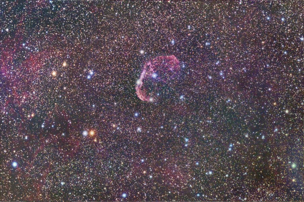 783834NGC_6888_The_Crescent_Nebula_66X300s_5h29m25s_DSS_copiePIXA.jpg