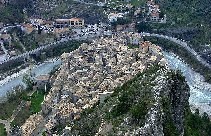 800px-Entrevaux-rooftops.jpg