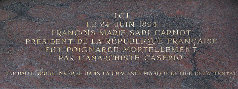 800px-Plaque_comm%C3%A9morative_pour_l%27assassinat_de_Sadi_Carnot_%28Palais_de_la_Bourse%2C_Lyon%29.JPG