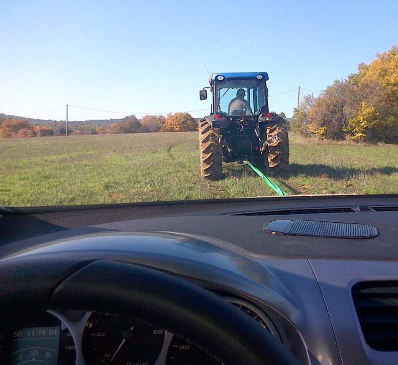 Leon%20tracteur%20embourbee%20cropped.jpg