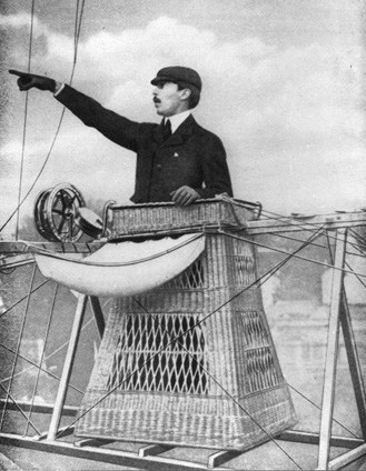 Alberto_Santos-Dumont_in_an_airship.jpg