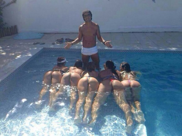 Ronaldinho-piscine.jpg