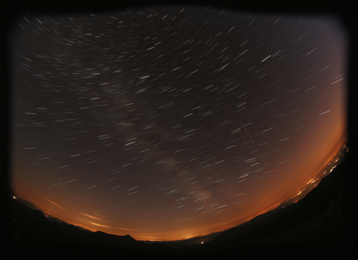 Startrails-Chiran-5D-samyang8mm-small.jpg