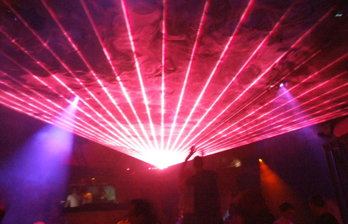 argon-krypton-show-laser-volumetrique-discotheque-tirs-laser-couleur-faux-plafond-rose.jpg