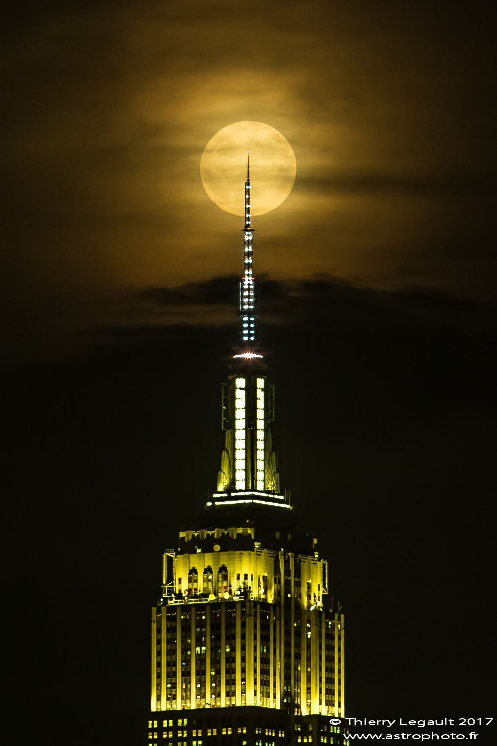 fullmoon_empirestatebuilding_vertical1000.jpg