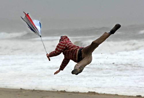 tempete-vent-plage-mer-parapluie-promeneur-s-envolent.jpg